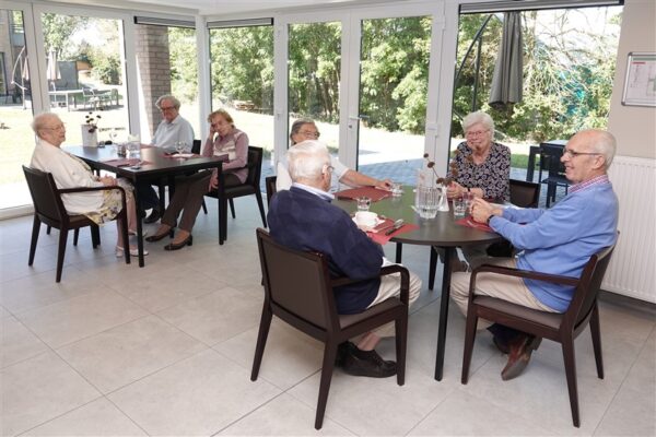 Ry du Chevreuil Restaurant avec des personnes assises autour de 2 tables Maison de repos - Eghezée