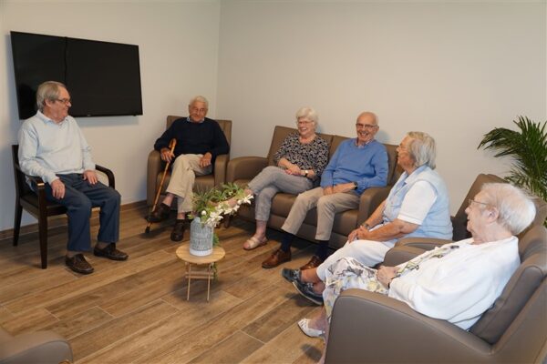 Ry du Chevreuil salon avec des personnes âgées assises- Maison de repos - Eghezée