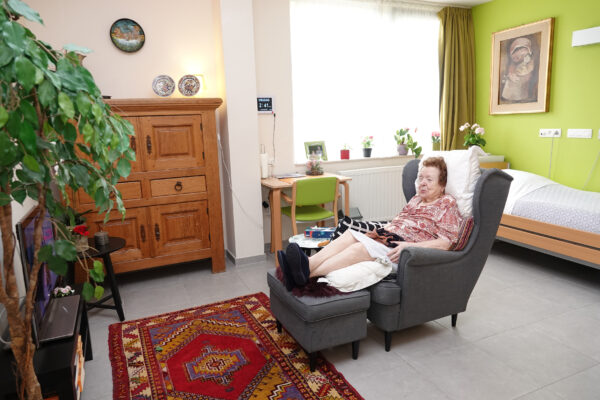 La Cambre - Chambre Résidence psychogériatrique avec personne âgée dans un fauteuil - Bruxelles