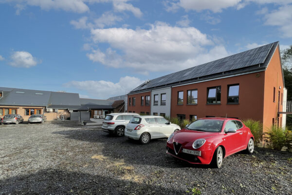Le Richemont Parking avec 3 voitures devant la façade arrière- Maison de repos - Anhée Bioul