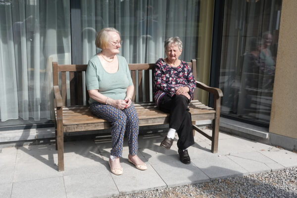Les Charmilles- Terrasse 2 personnes âgées parlent maison de repos - Auvelais