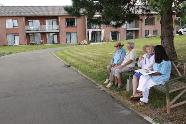 Les Cheveux d'Argent- Jardin groupe de personnes âgées assises sur un banc - Maison de repos Résidences services Jalhay