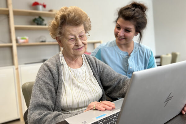 Clos de la Rivelaine - Atelier informatique 2 femmes devant un ordinateur- maison de repos et résidences-services - Charleroi