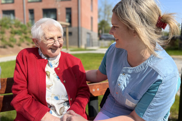 Clos de la Rivelaine - Jardin - conversation entre 2 femmes - maison de repos - Charleroi
