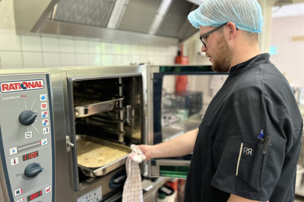 La Tramontane - Cuisine chef coq devant son four - maison de repos - Charleroi