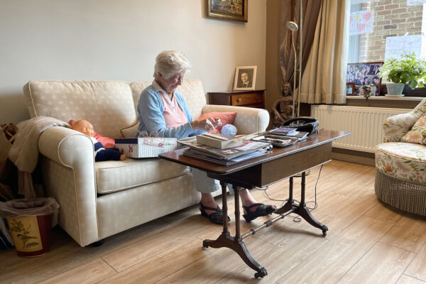 Le Plateau - Femme âgée assise lit -Résidence-services - Wavre