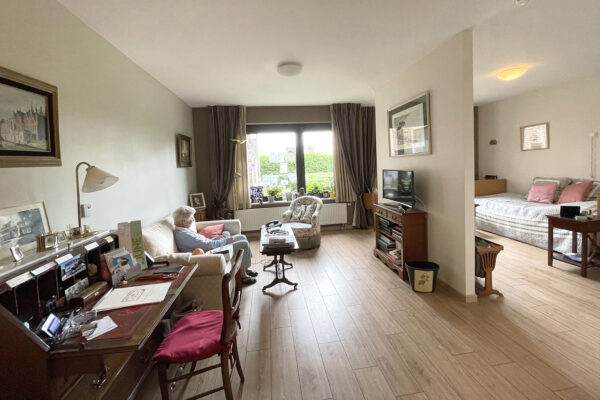 Le Plateau - Appartement avec femme qui lit - Résidence-services - Wavre