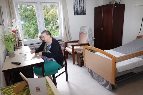 Saint-Charles Chambre avec une personne assise à une table - Maison de repos - Bouillon